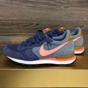 NIKE WMNS INTERNATIONALIST SIZE 5